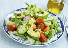 Salade met avocado, sla, tomaten, radijs, uien en kruiden stock fotografie Salade met avocado, sla, tomaten, radijs, uien en kruiden stock fotografie