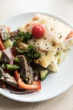 Salade met gekookte groenten met vlees Houten achtergrond Hoogste mening stock foto's Salade met gekookte groenten met vlees Houten achtergrond Hoogste mening stock foto's