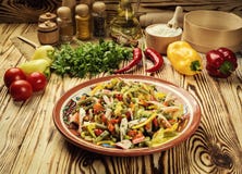 Salade met groentenmengeling op een plaat stock foto Salade met groentenmengeling op een plaat stock foto