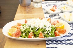 Salade méditerranéenne de style pour la farine de poisson sur le bois photographie stock libre de droits Salade méditerranéenne de style pour la farine de poisson sur le bois photographie stock libre de droits