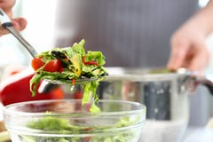 Salade professionnelle de Putting Healthy Vegetable de chef photo libre de droits Salade professionnelle de Putting Healthy Vegetable de chef photo libre de droits