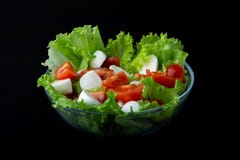 Salade saine de mozzarella, salade 'Iceberg' et tomates-cerises juteuses fraîches, vue de côté, composition en salade photographie stock Salade saine de mozzarella, salade 'Iceberg' et tomates-cerises juteuses fraîches, vue de côté, composition en salade photographie stock