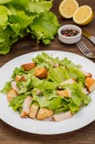 Salade van gerookte kip, croutons, sla en parmezaanse kaas Houten rustieke achtergrond Hoogste mening Close-up royalty-vrije stock afbeelding Salade van gerookte kip, croutons, sla en parmezaanse kaas Houten rustieke achtergrond Hoogste mening Close-up royalty-vrije stock afbeelding