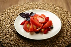 Salade van tomaat en rode pruimen met basilicum voor een gezonde voeding royalty-vrije stock afbeelding Salade van tomaat en rode pruimen met basilicum voor een gezonde voeding royalty-vrije stock afbeelding