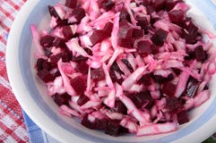 Salade van verse kool met gekookte bietenplakken royalty-vrije stock afbeeldingen Salade van verse kool met gekookte bietenplakken royalty-vrije stock afbeeldingen