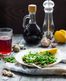 Salade verte avec l'arugula, fromage, amandes, citron, ail photos libres de droits Salade verte avec l'arugula, fromage, amandes, citron, ail photos libres de droits