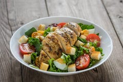 Salade végétale avec de la viande rôtie de poulet Photo stock Salade végétale avec de la viande rôtie de poulet Photo stock