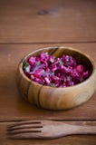 Salade v?g?tarienne de l?gume frais dans la cuvette en bois avec la fourchette en bois sur la table en bois, vinaigrette russe de photographie stock libre de droits Salade v?g?tarienne de l?gume frais dans la cuvette en bois avec la fourchette en bois sur la table en bois, vinaigrette russe de photographie stock libre de droits