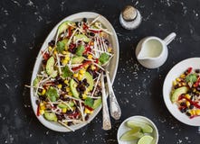 Salat mit Mais, Bohnen, Avocado und Tortilla Mexikanischer Salat der schwarzen Bohne Auf einem dunklen Hintergrund stockfotos Salat mit Mais, Bohnen, Avocado und Tortilla Mexikanischer Salat der schwarzen Bohne Auf einem dunklen Hintergrund stockfotos