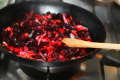 Salat mit Öl- und Essigessigsoßerote-bete-wurzeln stockfotos Salat mit Öl- und Essigessigsoßerote-bete-wurzeln stockfotos