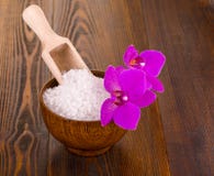 Sale da bagno bianco in un whith di legno Orhid della tazza su superficie di legno fotografie stock Sale da bagno bianco in un whith di legno Orhid della tazza su superficie di legno fotografie stock