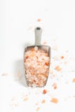 Sale himalayano dell'alimento di rosa sano di concetto in mestolo del ferro su bianco immagini stock Sale himalayano dell'alimento di rosa sano di concetto in mestolo del ferro su bianco immagini stock