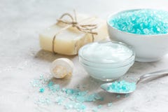 Sale marino, sapone e crema per il corpo blu sul fondo di pietra dello scrittorio immagini stock libere da diritti Sale marino, sapone e crema per il corpo blu sul fondo di pietra dello scrittorio immagini stock libere da diritti