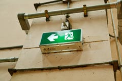 Salga la alarma de incendio de la muestra en la pared de ladrillo Fotografía de archivo libre de regalías Salga la alarma de incendio de la muestra en la pared de ladrillo Fotografía de archivo libre de regalías