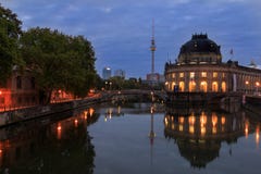Salida del sol en Berlín con la isla famosa del museo y la torre de la TV imagenes de archivo Salida del sol en Berlín con la isla famosa del museo y la torre de la TV imagenes de archivo