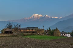 Salida del sol en la gama del annapurna (Himalaya) de un pequeño pueblo Nepal - Asia Fotografía de archivo libre de regalías Salida del sol en la gama del annapurna (Himalaya) de un pequeño pueblo Nepal - Asia Fotografía de archivo libre de regalías