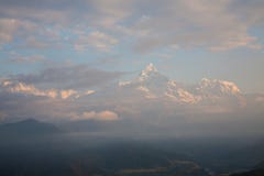 Salida del sol en la montaña de Sarangkot cerca de la ciudad de Pokhara, cordillera de Annapurna, Himalaya, Nepal imagenes de archivo Salida del sol en la montaña de Sarangkot cerca de la ciudad de Pokhara, cordillera de Annapurna, Himalaya, Nepal imagenes de archivo