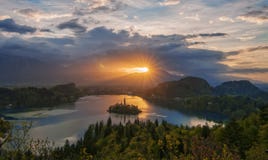 Salida del sol magnífica sobre el lago sangrado, Eslovenia fotografía de archivo Salida del sol magnífica sobre el lago sangrado, Eslovenia fotografía de archivo