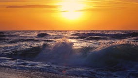 Salida del sol sobre las ondas del mar almacen de metraje de vídeo Salida del sol sobre las ondas del mar almacen de metraje de vídeo