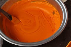 Sallad som gör i den afrikanska vägen för tradional arkivbilder Sallad som gör i den afrikanska vägen för tradional arkivbilder