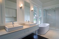 Salle de bains blanche chère photographie stock Salle de bains blanche chère photographie stock
