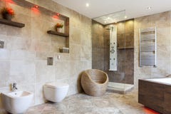 Salle de bains de luxe avec les tuiles beiges photographie stock libre de droits Salle de bains de luxe avec les tuiles beiges photographie stock libre de droits