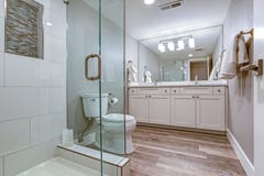 Salle de bains principale élégante avec le double coffret de vanité photographie stock libre de droits Salle de bains principale élégante avec le double coffret de vanité photographie stock libre de droits