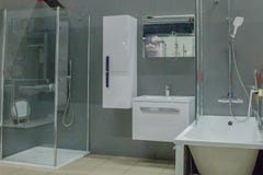 Salle de bains spacieuse dans des tons gris avec le baquet libre, douche de plain-pied, vanit? de double ?vier image libre de droits Salle de bains spacieuse dans des tons gris avec le baquet libre, douche de plain-pied, vanit? de double ?vier image libre de droits
