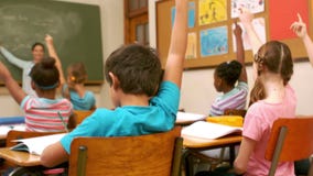 Salle de classe d'enfants soulevant des mains banque de vidéos Salle de classe d'enfants soulevant des mains banque de vidéos