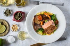 Salmon Fillets con riso e le verdure arrostite fotografie stock libere da diritti Salmon Fillets con riso e le verdure arrostite fotografie stock libere da diritti