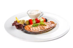 Salmon Steak mit Gem?se und So?e Auf einem wei?en Hintergrund stockbild Salmon Steak mit Gem?se und So?e Auf einem wei?en Hintergrund stockbild