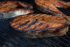 Salmon красные стейки рыб на пламенеющем гриле стоковые изображения rf Salmon красные стейки рыб на пламенеющем гриле стоковые изображения rf