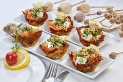 Salmones con queso, las nueces de pino y el limón imagen de archivo libre de regalías Salmones con queso, las nueces de pino y el limón imagen de archivo libre de regalías