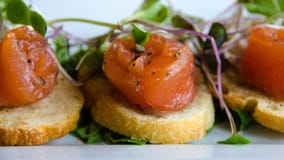 Salmón ahumado con la extensión de queso de cabra sobre crostini foto de archivo libre de regalías Salmón ahumado con la extensión de queso de cabra sobre crostini foto de archivo libre de regalías