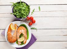 Salmões e salada grelhados fotografia de stock royalty free Salmões e salada grelhados fotografia de stock royalty free