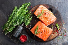 Salmões Peixes salmon frescos Faixa de peixes salmon crua Foto de Stock Salmões Peixes salmon frescos Faixa de peixes salmon crua Foto de Stock