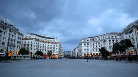 Salonicco, Grecia - 14 marzo 2019: Quadrato di Aristotelous a lungomare di Salonicco Vista dell'architettura fotografie stock Salonicco, Grecia - 14 marzo 2019: Quadrato di Aristotelous a lungomare di Salonicco Vista dell'architettura fotografie stock