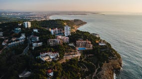 Salou παραλία το καλοκαίρι, ακτή Daurada πλευρών στην ανατολή Προορισμός ταξιδιού στην Ισπανία για τις διακοπές Εναέρια άποψη των στοκ φωτογραφία με δικαίωμα ελεύθερης χρήσης Salou παραλία το καλοκαίρι, ακτή Daurada πλευρών στην ανατολή Προορισμός ταξιδιού στην Ισπανία για τις διακοπές Εναέρια άποψη των στοκ φωτογραφία με δικαίωμα ελεύθερης χρήσης