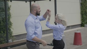Salsa felice di talento di dancing delle coppie sulla via mentre essi che aspettano un bus fuori nell'autostazione pubblica r video d archivio Salsa felice di talento di dancing delle coppie sulla via mentre essi che aspettano un bus fuori nell'autostazione pubblica r video d archivio