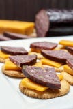 Salsiccia della carne di cervo, jalapeno, formaggio, cracker immagini stock libere da diritti Salsiccia della carne di cervo, jalapeno, formaggio, cracker immagini stock libere da diritti