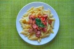 Salsiccie fritte con le verdure e la pasta Piatto rustico delizioso semplice La vista dalla parte superiore immagine stock libera da diritti Salsiccie fritte con le verdure e la pasta Piatto rustico delizioso semplice La vista dalla parte superiore immagine stock libera da diritti