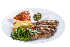 Salsichas caseiros com batatas e molho Em uma placa branca fotografia de stock Salsichas caseiros com batatas e molho Em uma placa branca fotografia de stock