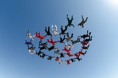 Saltando em queda livre a opinião de baixo ângulo da formação do grupo foto de stock Saltando em queda livre a opinião de baixo ângulo da formação do grupo foto de stock
