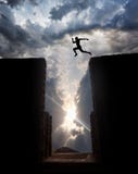 Salti sopra l'abisso Fotografia Stock Libera da Diritti Salti sopra l'abisso Fotografia Stock Libera da Diritti