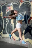 Salto feliz da mulher nova imagem de stock Salto feliz da mulher nova imagem de stock
