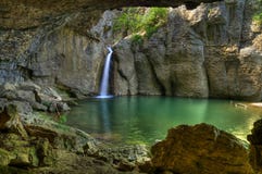 Salto nubile della cascata in canyon di Emen Salto nubile della cascata in canyon di Emen