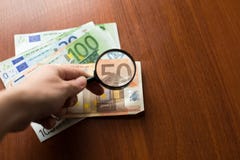 Salvamento, imposto ou procurando da finança pelo conceito do rendimento, vidro da lente de aumento na pilha de cédulas do Euro n fotografia de stock royalty free Salvamento, imposto ou procurando da finança pelo conceito do rendimento, vidro da lente de aumento na pilha de cédulas do Euro n fotografia de stock royalty free