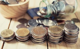 Salvar o dinheiro e explique conceito da finança da operação bancária fotografia de stock Salvar o dinheiro e explique conceito da finança da operação bancária fotografia de stock