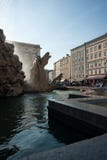Salzbourg, Residenzbrunnen, une vieille fontaine de bec d'eau au coeur de la ville, contre-jour romantique photos stock Salzbourg, Residenzbrunnen, une vieille fontaine de bec d'eau au coeur de la ville, contre-jour romantique photos stock