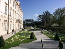 Salzburg, Austria - 4 de abril de 2016: Jardines y Hohensalz de Mirabell fotos de archivo libres de regalías Salzburg, Austria - 4 de abril de 2016: Jardines y Hohensalz de Mirabell fotos de archivo libres de regalías